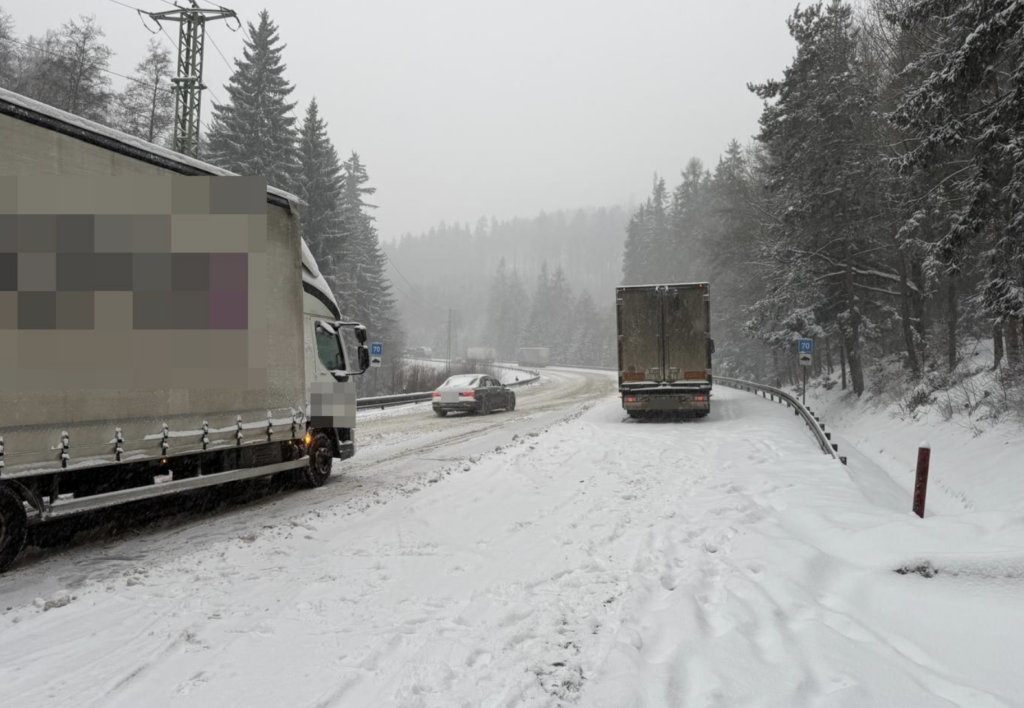 На дорогах Карловарського краю через сніг стоять вантажівки: водіїв закликають до обережності - фото №1