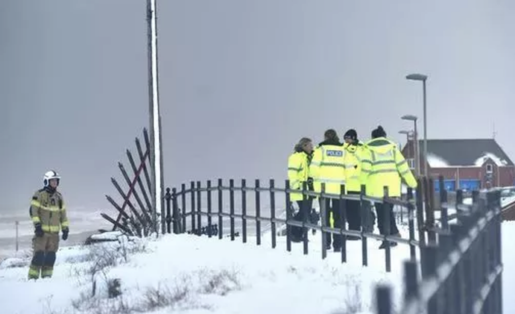 У Британії гігантська хвиля змила підлітка в море: мати та перехожий загинули, рятуючи дитину - фото №