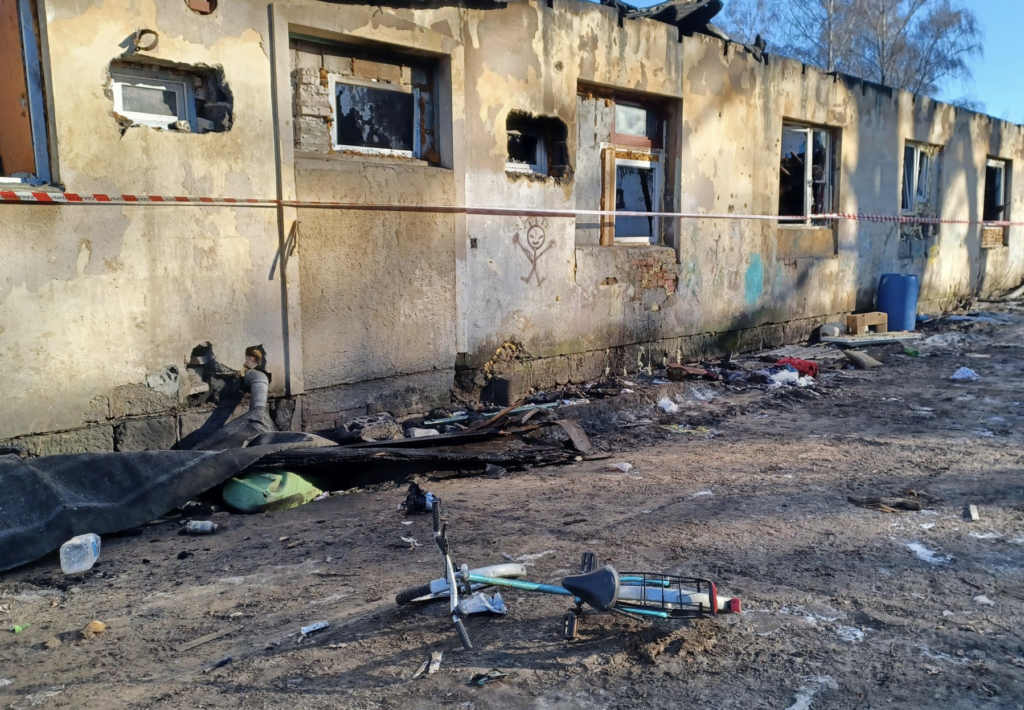 «Українцям житло дали одразу, а нам — ні»: ромська громада у Чехії обурена після пожежі - Новини Чехії, Корисне біженцям. Джерело: Українці в Чехії | Чеські новини для українців «Українцям житло дали одразу, а нам — ні»: ромська громада у Чехії обурена після пожежі - фото №1
