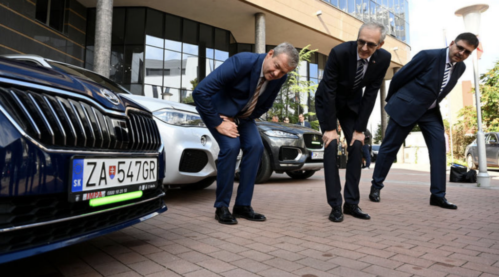 На автомобілях з’явиться додаткове переднє гальмівне світло - Світ, ТехноМанія. Джерело: Українці в Чехії | Чеські новини для українців На автомобілях з’явиться додаткове переднє гальмівне світло - фото №