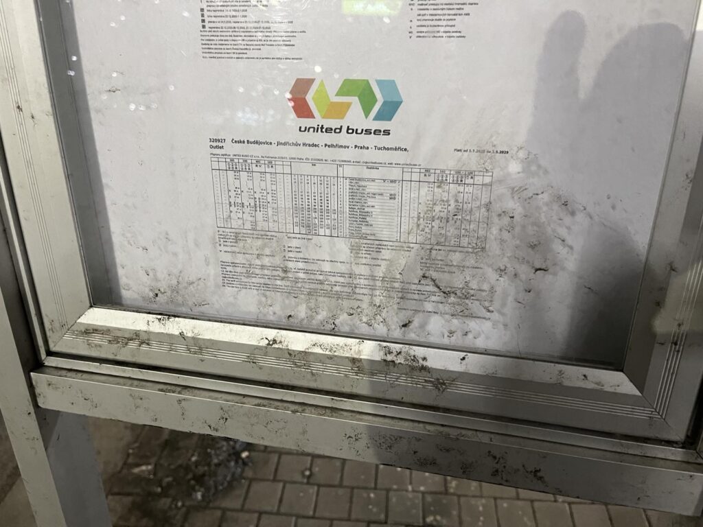 Бруд, подряпини і мікрошрифт: що не так із розкладом автобусів в аеропорту Праги - фото №