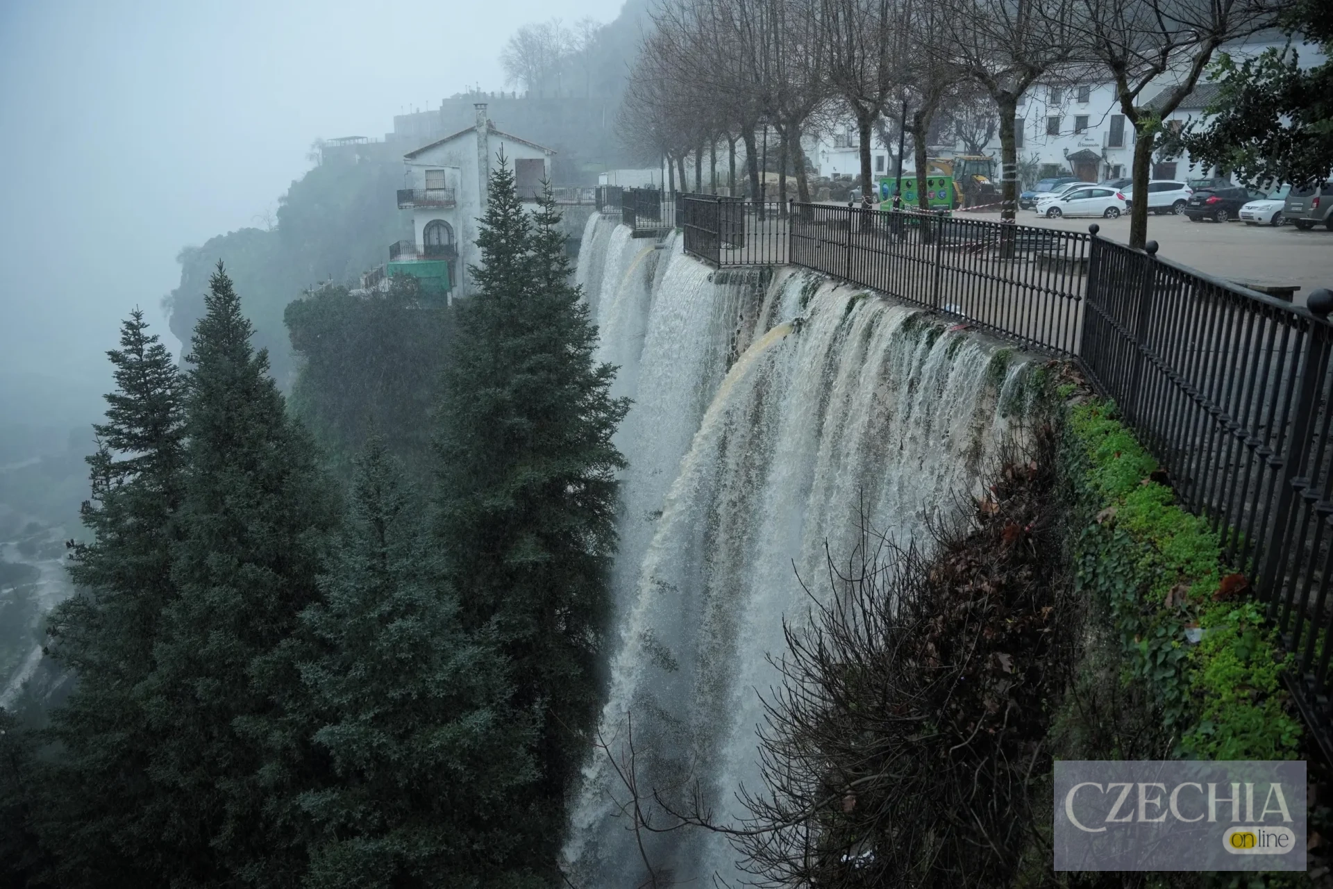 Шторм Леонардо створив масивний водоспад на скелі в селі Грасалема Шторм Леонардо створив масивний водоспад на скелі в селі Грасалема