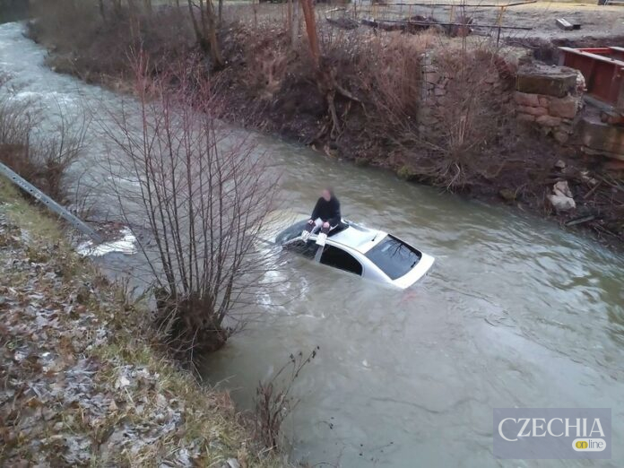 У Чехії поблизу Бланско авто опинилося в річці