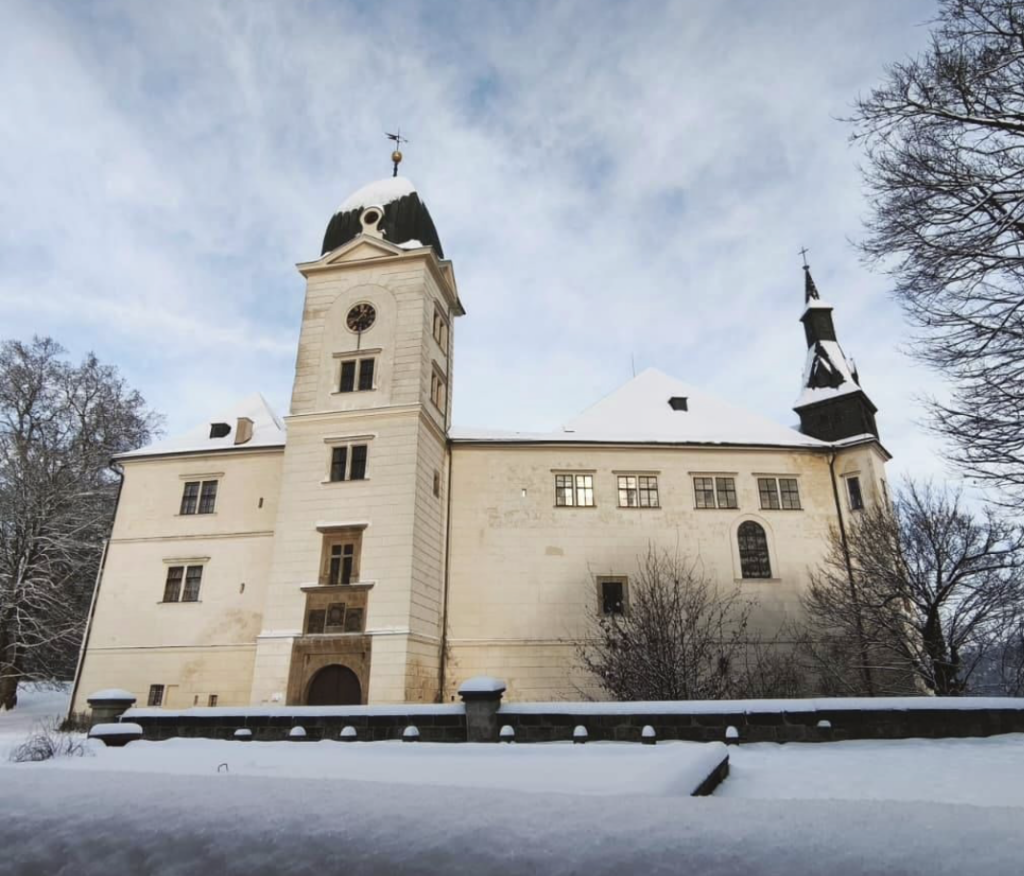 Суд у Чехії повертає скарби замку дворянському роду після 34 років суперечок - фото №