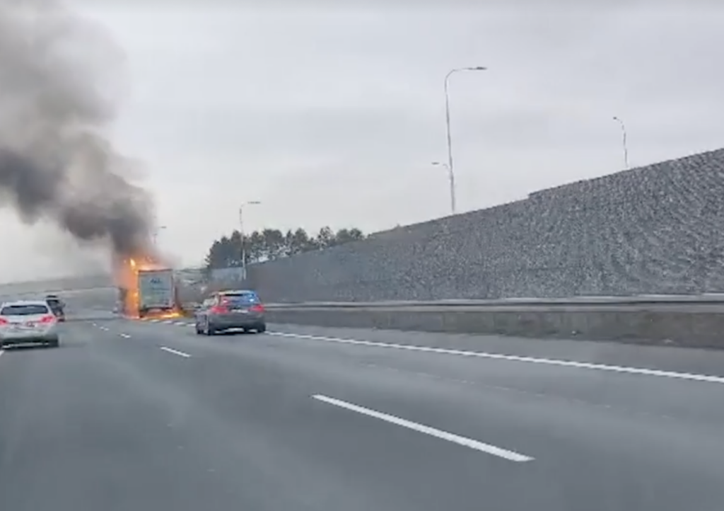 У Чехії на трасі загорівся вантажний автомобіль - фото №