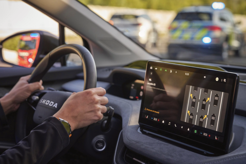 Автомобілі Škoda попереджатимуть про наближення спецтранспорту з маячками - фото №1