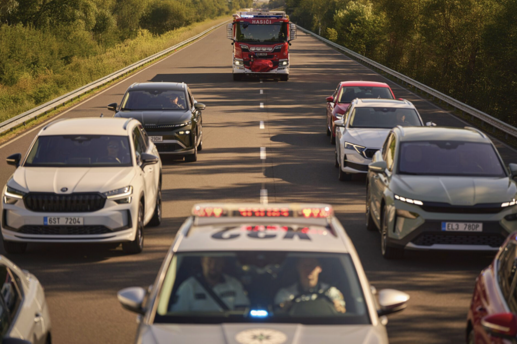 Автомобілі Škoda попереджатимуть про наближення спецтранспорту з маячками - фото №
