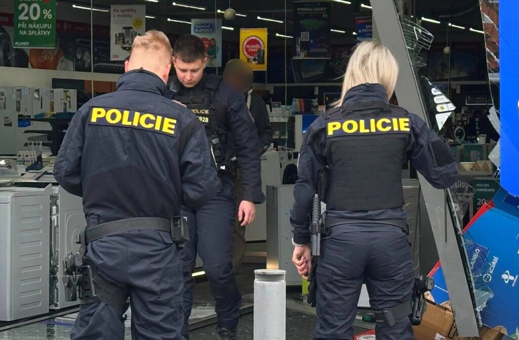 У Чехії злодій викрав авто, протаранив вітрину ТЦ та втік на самокаті - Новини Чехії. Джерело: Українці в Чехії | Чеські новини для українців У Чехії злодій викрав авто, протаранив вітрину ТЦ та втік на самокаті - фото №3