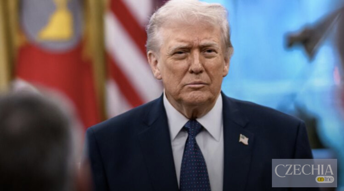 Президент США Дональд Трамп у темно-синьому костюмі під час заяви щодо майбутнього НАТО та ситуації в Ормузькій протоці