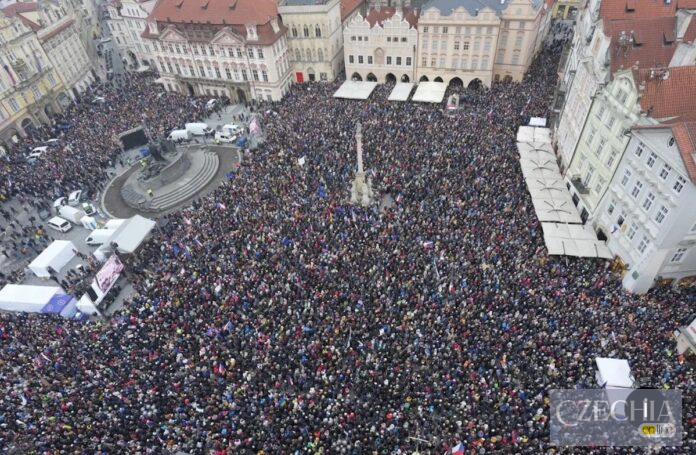 Масовий протест у центрі Праги Величезний натовп людей з прапорами зібрався на історичній площі Праги навколо центрального пам'ятника. Матеріал про підготовку нового масштабного протесту громадян на Летні