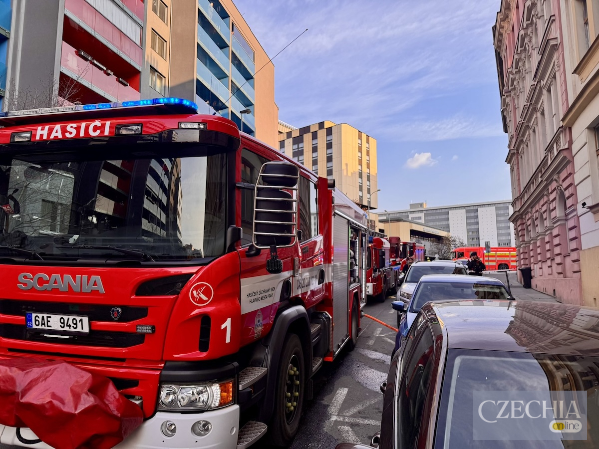 Пожежна техніка на вулиці Лупачова у Празі біля будинку, де сталася пожежа.