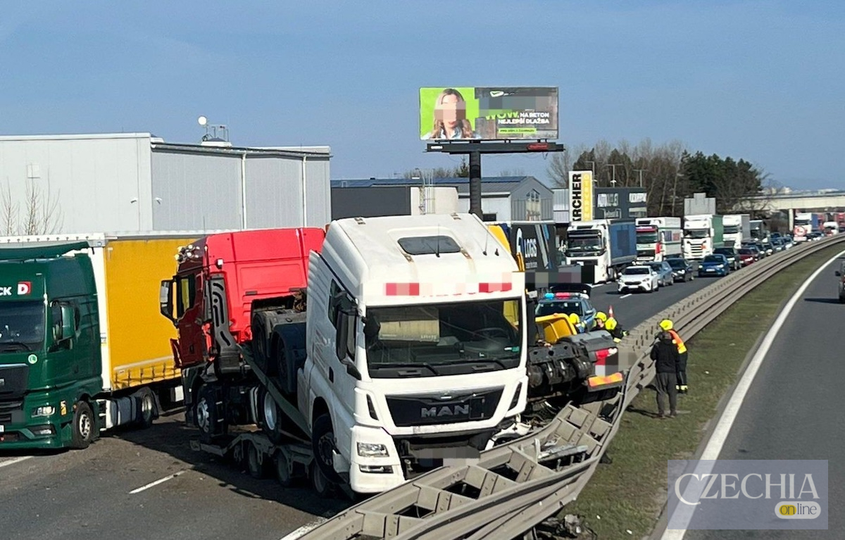 Аварія вантажівки на трасі D8 Біла вантажівка протаранила металевий відбійник на автомагістралі D8. Ілюстративне фото до матеріалу про ДТП.