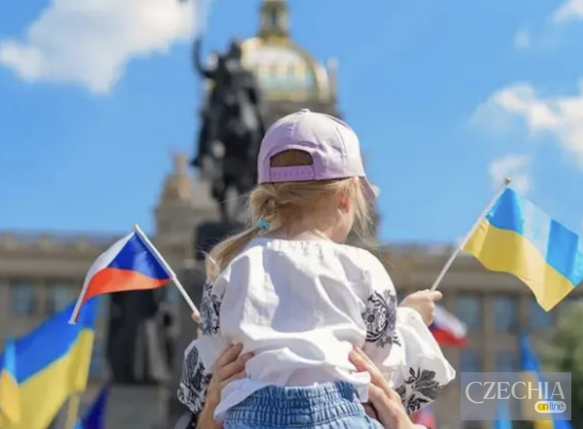 Дівчинка у вишиванці з чеським та українським прапорцями на Вацлавській площі в Празі. Статистика українських біженців у Чехії.