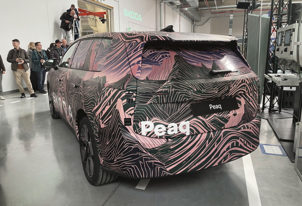 Найбільша Škoda в історії: перші кадри кросовера Peaq у легкому маскуванні - фото №
