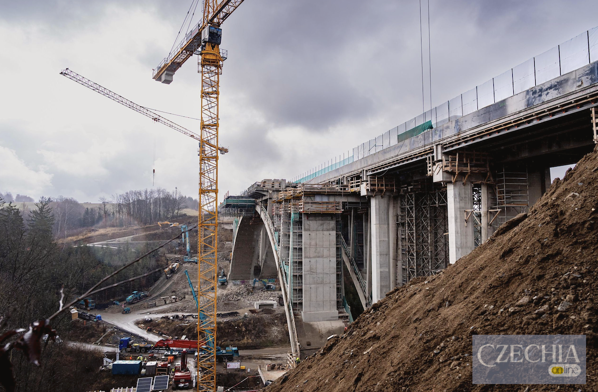 Демонтаж мосту Шмейкалка на трасі D1 біля Сенограб. Реконструкція дороги у напрямку Праги із залученням важкої техніки.