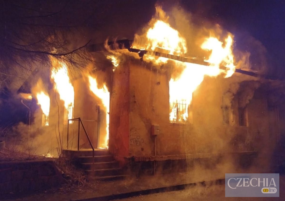 Пожежа залізничний склад Остров Чехія Сильна пожежа охопила будівлю залізничного складу в чеському місті Остров.