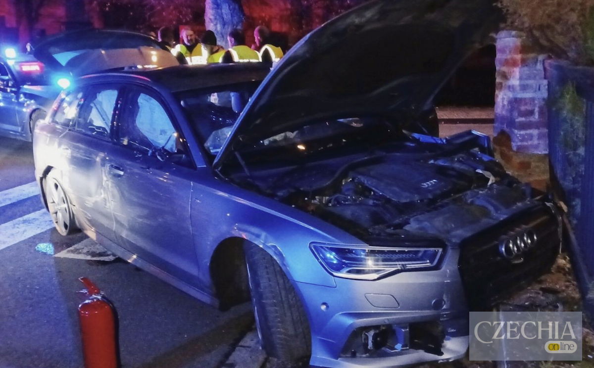 Наслідки ДТП у Нирську: викрадений у Німеччині автомобіль Audi врізався в огорожу.