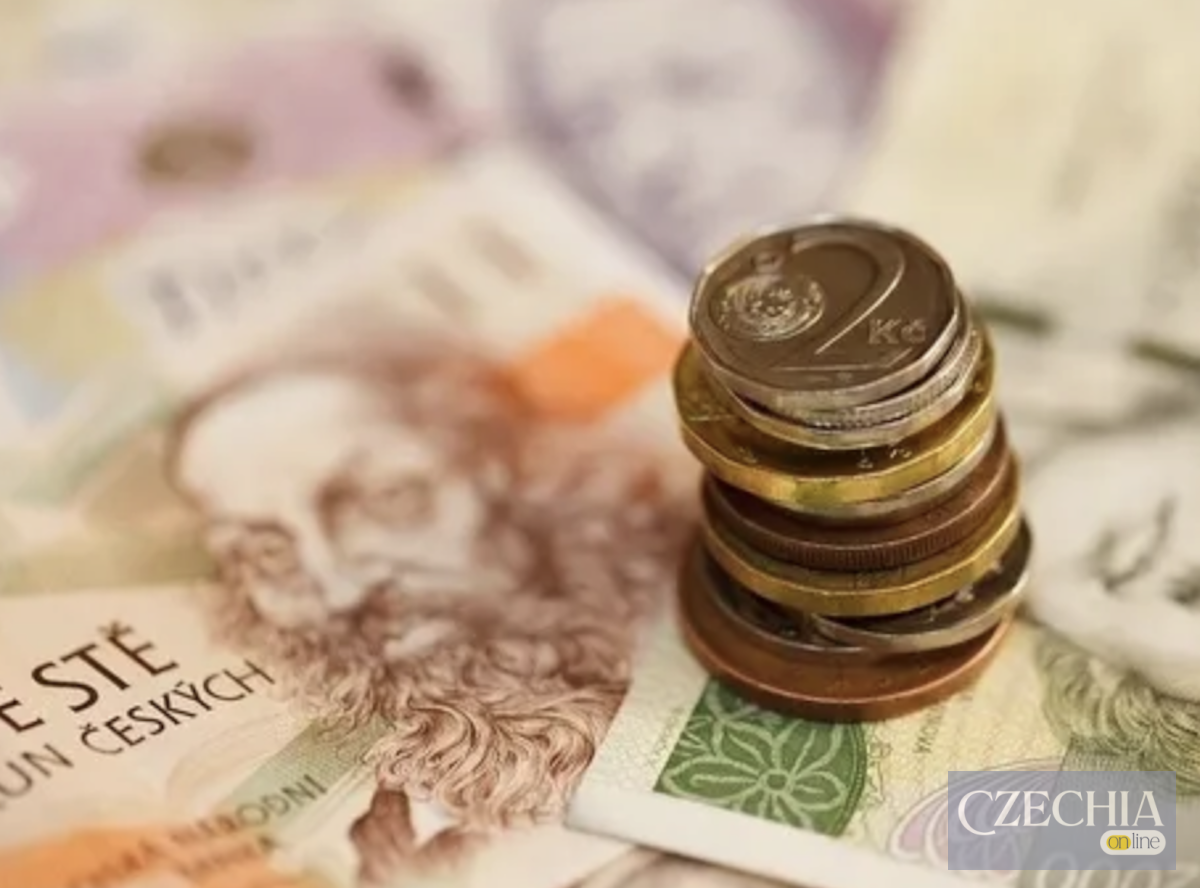 Чехія фінансування допомога Україна крони Стопка чеських монет на банкнотах — ілюстрація фінансових новин про скорочення бюджету.