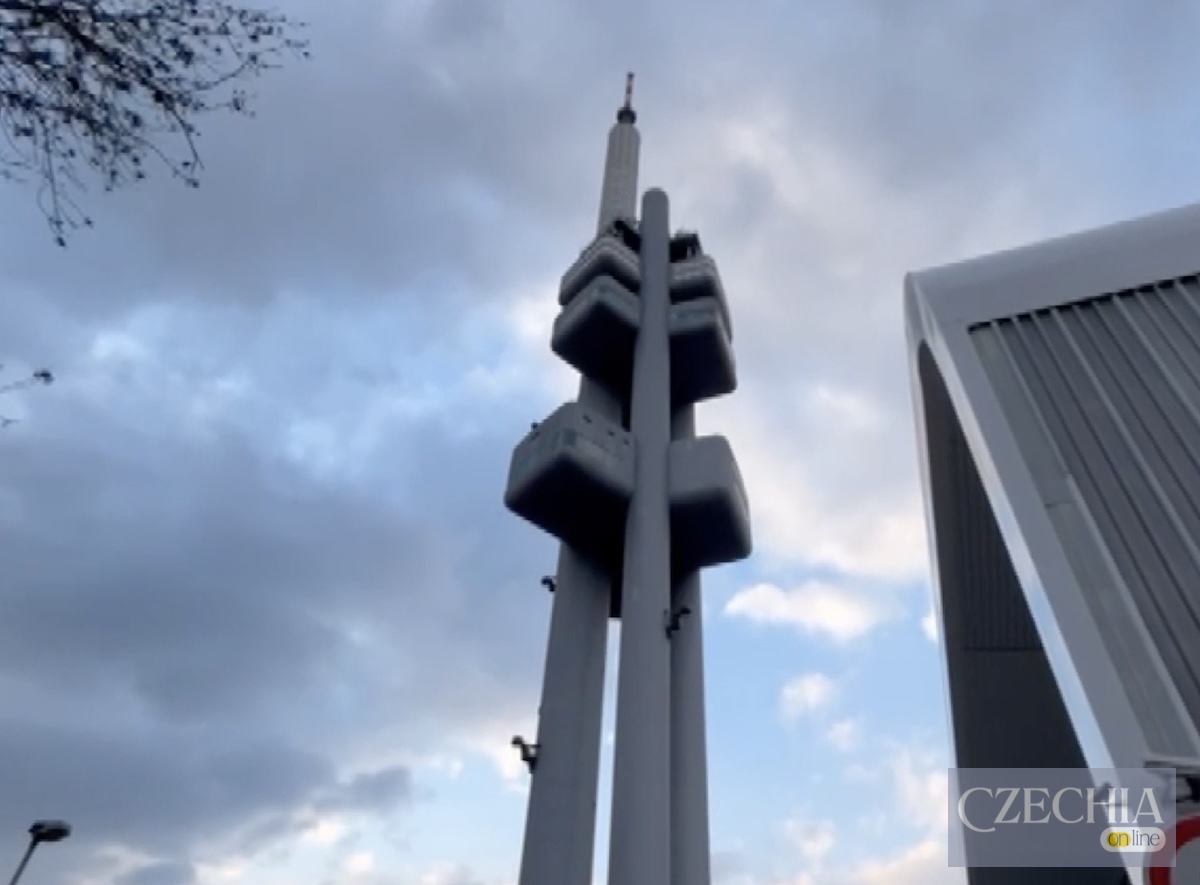 Жижковська телевежа у Празі на тлі хмарного неба.