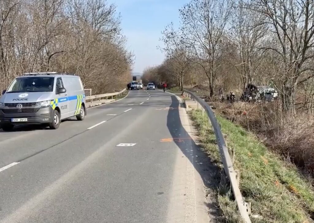 Смертельна ДТП у Середньочеському краї: авто влетіло в дерево, водія забирав гелікоптер - фото №