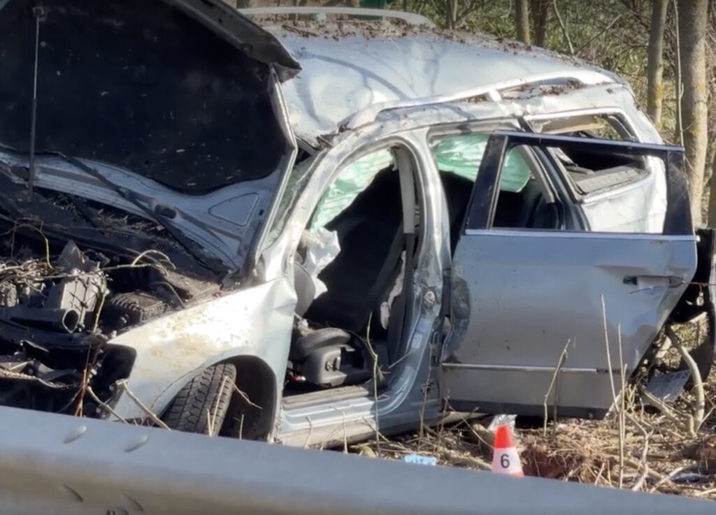 Смертельна ДТП у Середньочеському краї: авто влетіло в дерево, водія забирав гелікоптер - фото №1