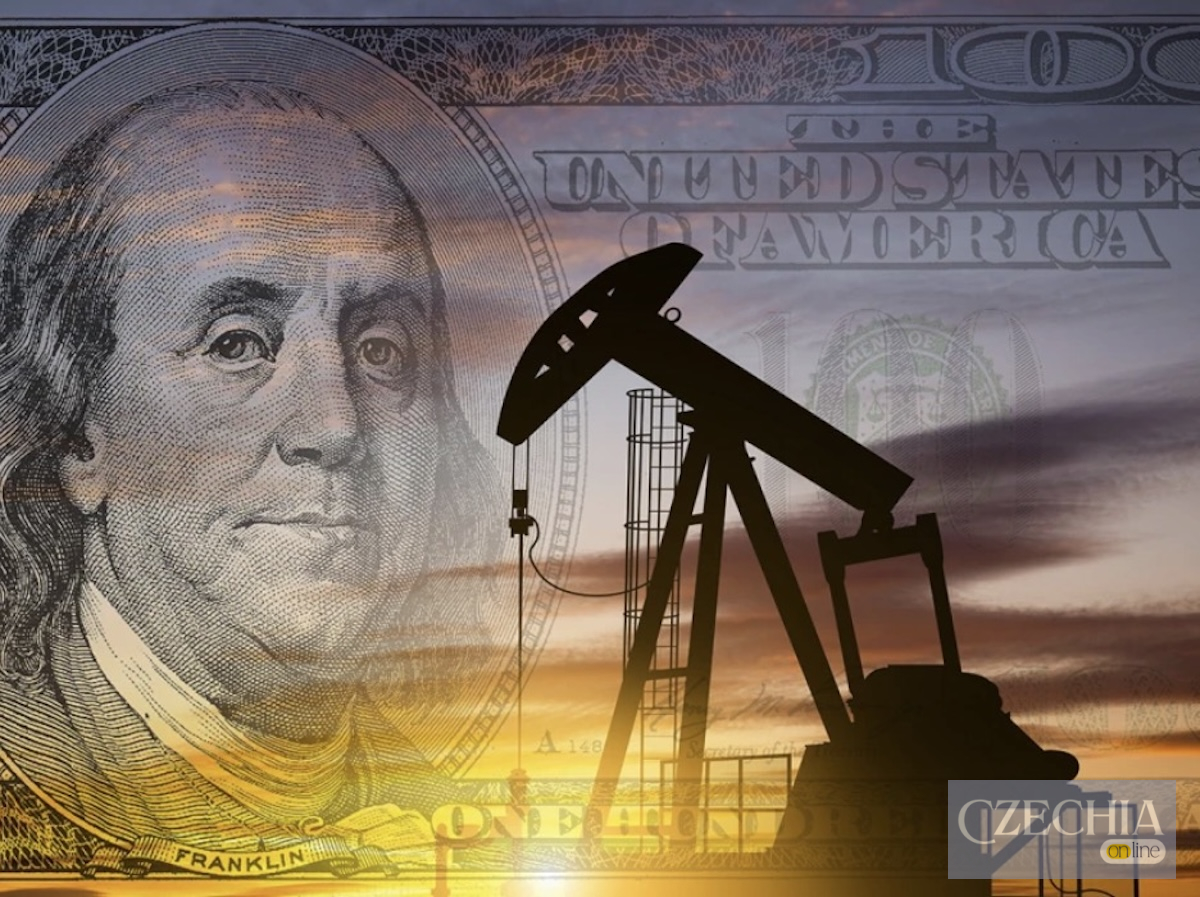 Ціна нафти долар криза ринок Силует нафтового насоса на тлі заходу сонця та стодоларової купюри.