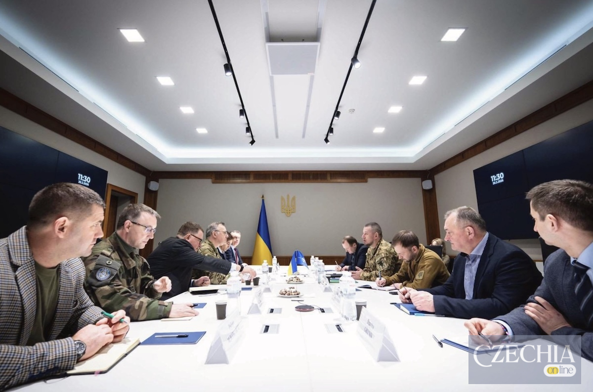 Офіційні переговори між делегацією командувачів НАТО та українським керівництвом у Києві.