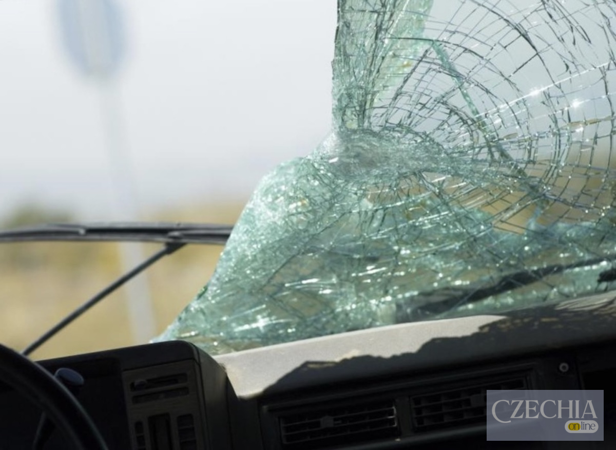 Сильно розбите лобове скло автомобіля, вкрите густою сіткою тріщин після сильного удару. Матеріал про лобове зіткнення двох автомобілів біля Бенешова.