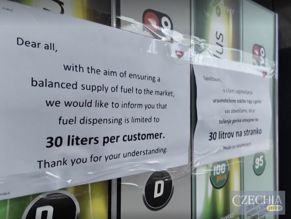 Паперові оголошення приклеєні скотчем на бензоколонку, текст повідомляє про ліміт 30 літрів на клієнта. Матеріал про дефіцит пального у Словенії.