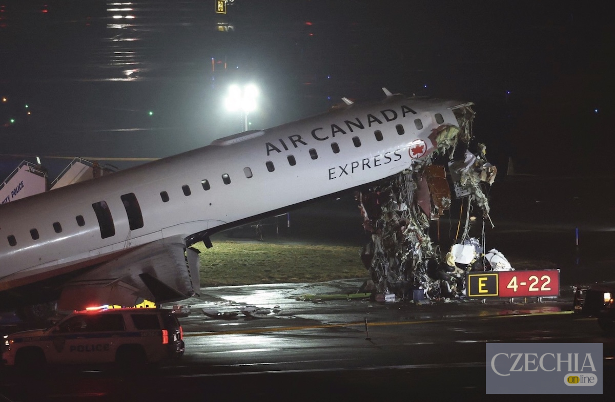Зруйнована носова частина літака Air Canada Express лежить на купі металу на нічній злітній смузі. Матеріал про аварію в аеропорту Нью-Йорка.