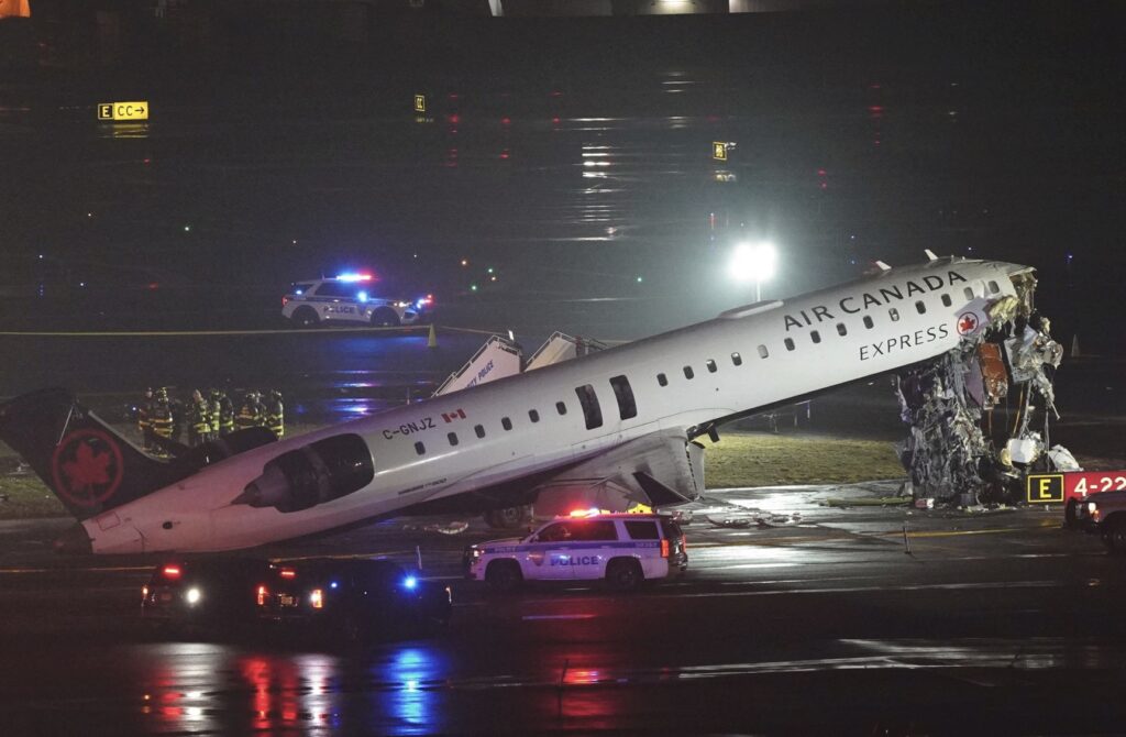 У Нью-Йорку літак Air Canada врізався у пожежну машину під час посадки. Відео - фото №