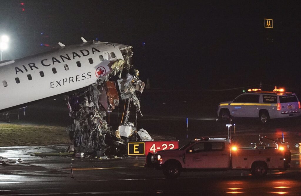 У Нью-Йорку літак Air Canada врізався у пожежну машину під час посадки. Відео - фото №1