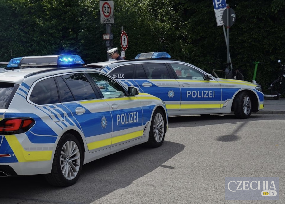Чорно-білий поліцейський автомобіль з написом POLIZEI стоїть на узбіччі лісової дороги. Ілюстративне фото до матеріалу про затримання чехів у Баварії.