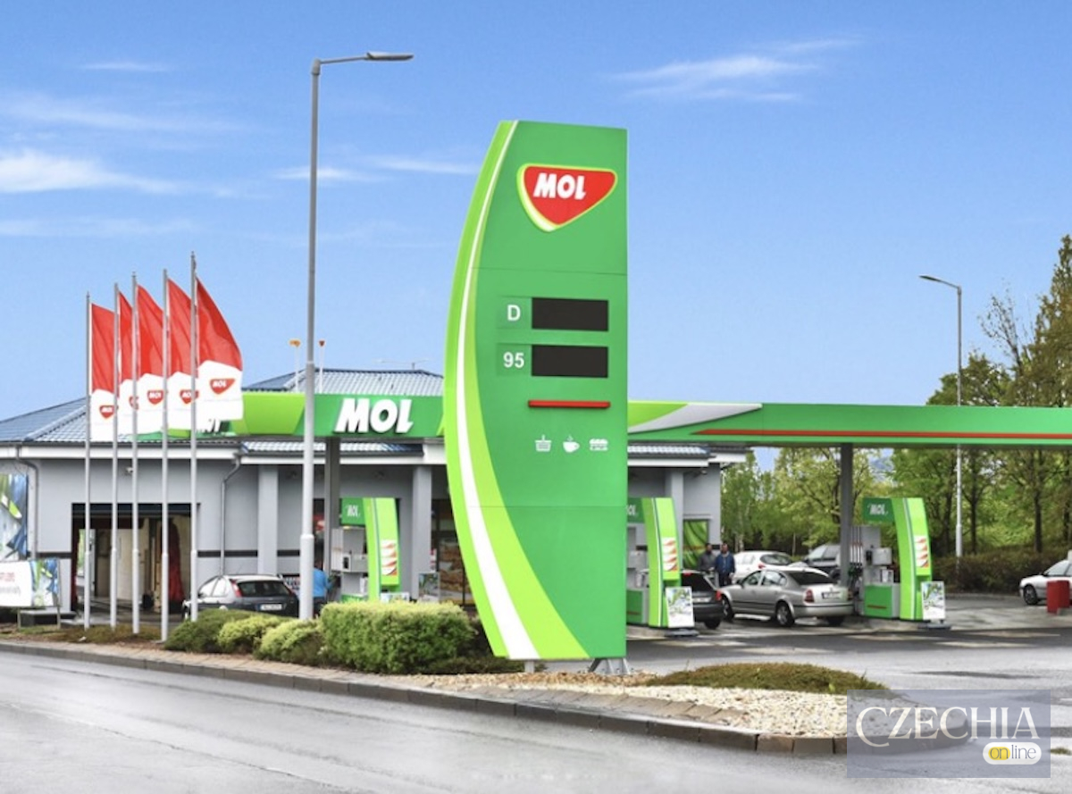 Зелено-біла автозаправна станція мережі MOL зі стелою цін на пальне.