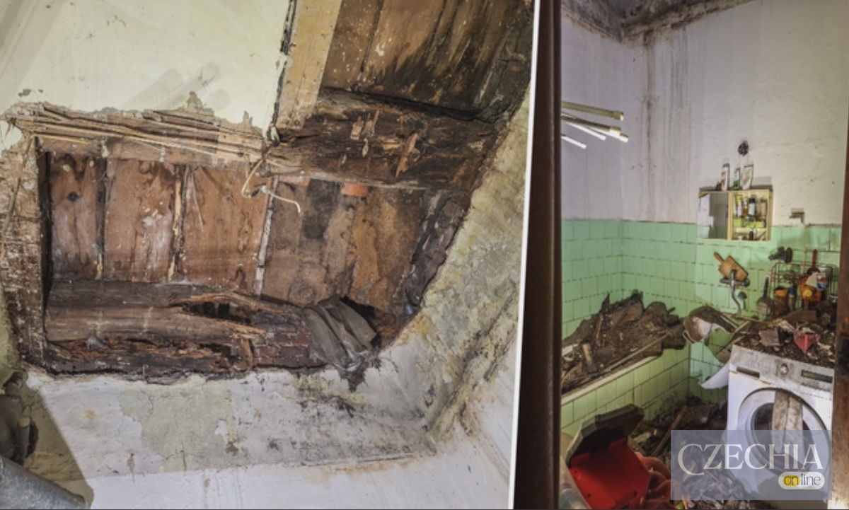 Наслідки обвалу Зруйнована стеля з оголеними дерев'яними балками та засипана уламками ванна кімната в Оломоуці. Матеріал про обвал перекриття у квартирі.