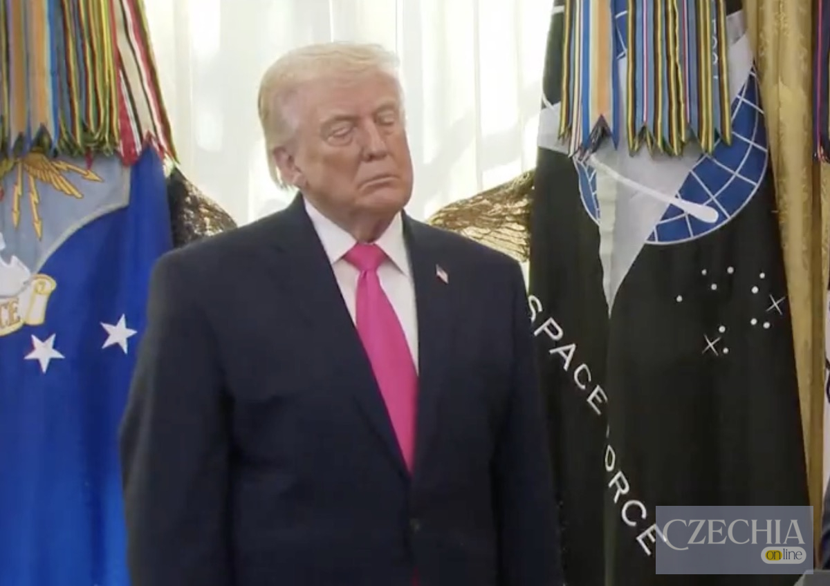 Дональд Трамп із заплющеними очима та втомленим виглядом під час офіційного заходу в Білому домі. Матеріал про стан здоров'я президента.