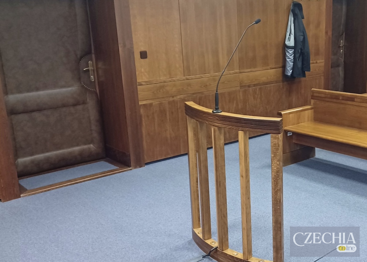 Зала суду в Оломоуці Порожня зала Вищого суду в Оломоуці з мікрофоном та дерев'яними лавами. Матеріал про винесення вироку.
