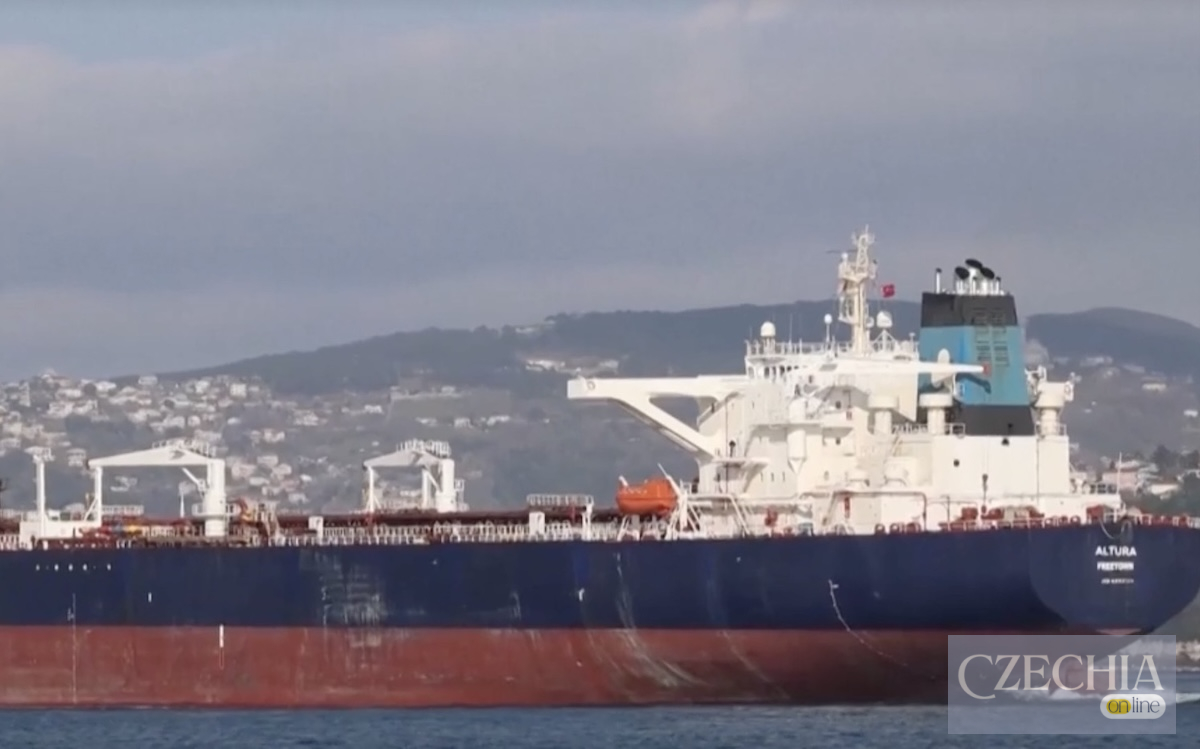 Великий нафтовий танкер Altura пливе морем на тлі берега зі щільною забудовою. Ілюстративне фото до матеріалу про атаку морського дрона.