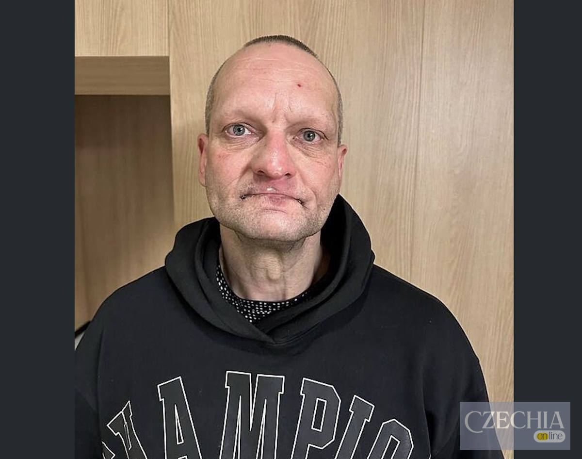 Фотографія розшукуваного поліцією 46-річного Ярослава Ріхтера у чорному худі. Ілюстративне фото до матеріалу про розшук вбивці у Празі.