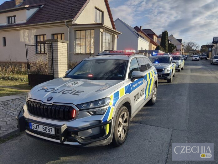 Поліцейські авто на місці події Колона поліцейських автомобілів з увімкненими мигалками припаркована на житловій вулиці. Ілюстративне фото до матеріалу про облаву біля школи.