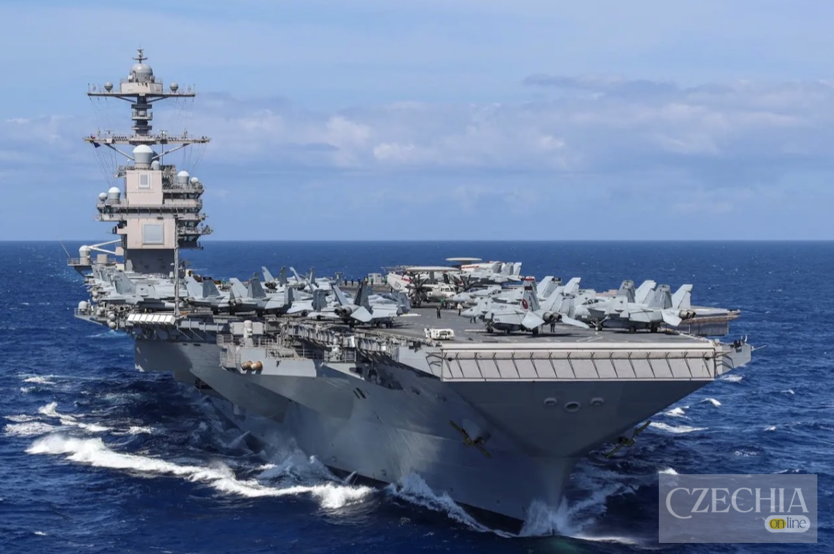 Величезний американський авіаносець USS Gerald R. Ford у відкритому морі з винищувачами на палубі.