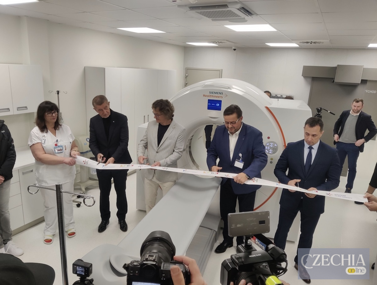 Відкриття діагностичного центру в Карлових Варах Урочисте перерізання стрічки на фоні нового медичного апарату PET/CT у лікарні Карлових Вар. Ілюстративне фото до матеріалу про відкриття онкоцентру.