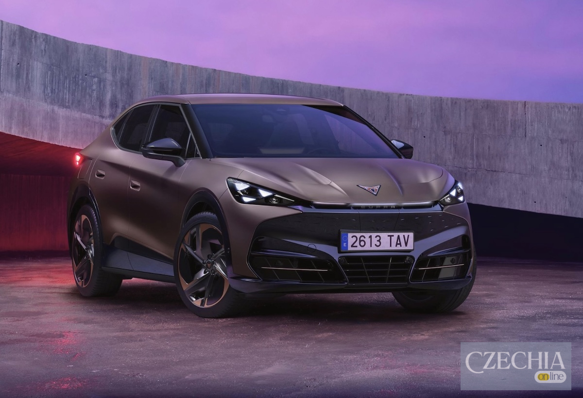 Оновлений кросовер Cupra Tavascan Електричний кросовер Cupra Tavascan у новому кольорі Dark Void спереду. Ілюстративне фото до огляду автомобіля.