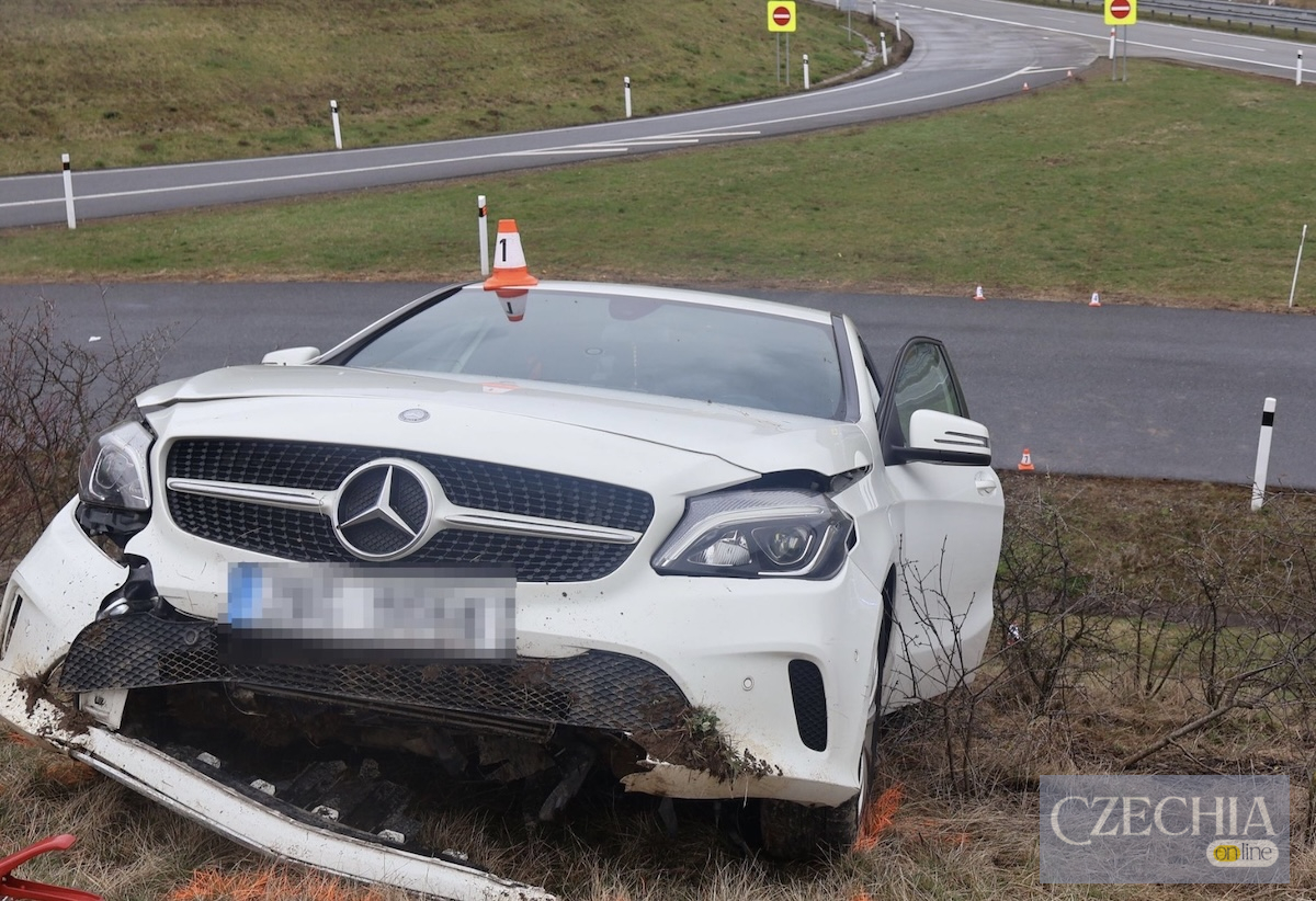 Білий Mercedes із розбитим передом стоїть на траві за межами траси. Ілюстративне фото до матеріалу про ДТП на D1.