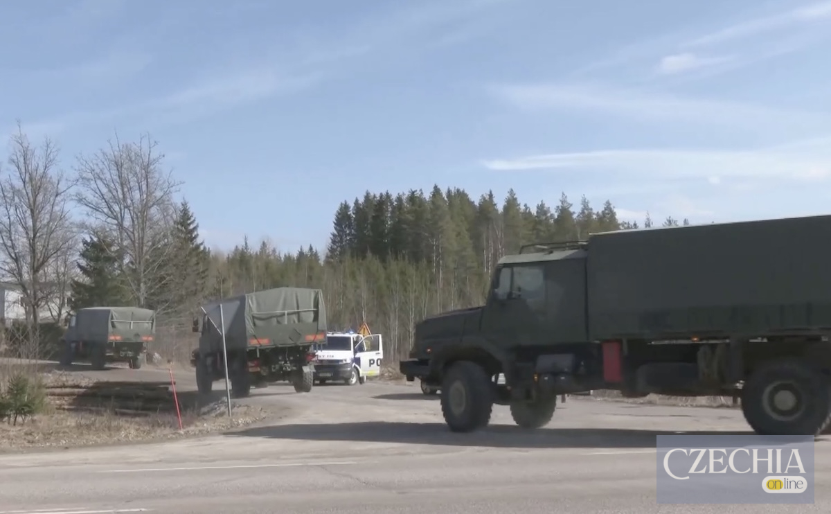 Військові вантажівки та автомобіль поліції Фінляндії перекрили дорогу біля лісу. Ілюстративне фото.
