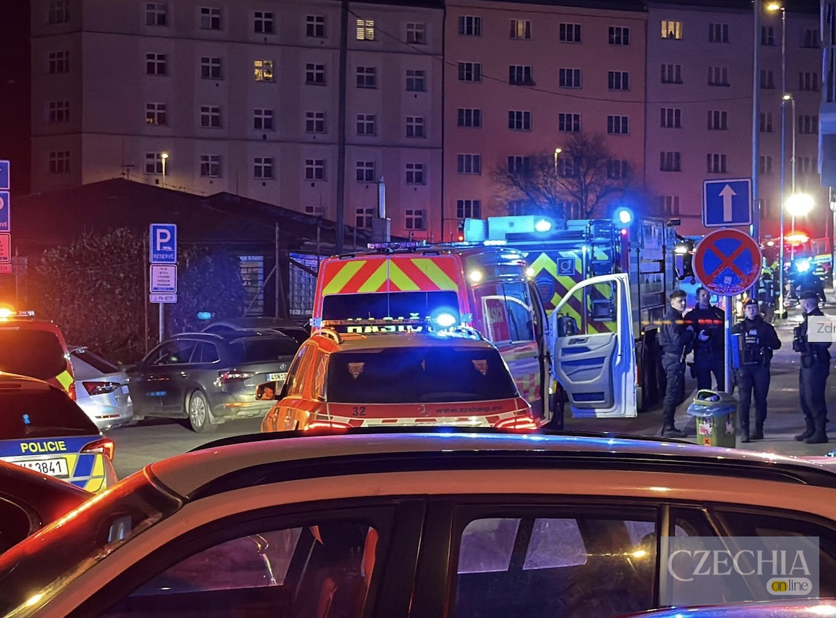 Нічна вулиця, перекрита автомобілями пожежників, швидкої допомоги та поліції. Підпис до фото: На місце пожежі негайно стягнули кілька підрозділів рятувальників та медиків. Фото: ЗМІ