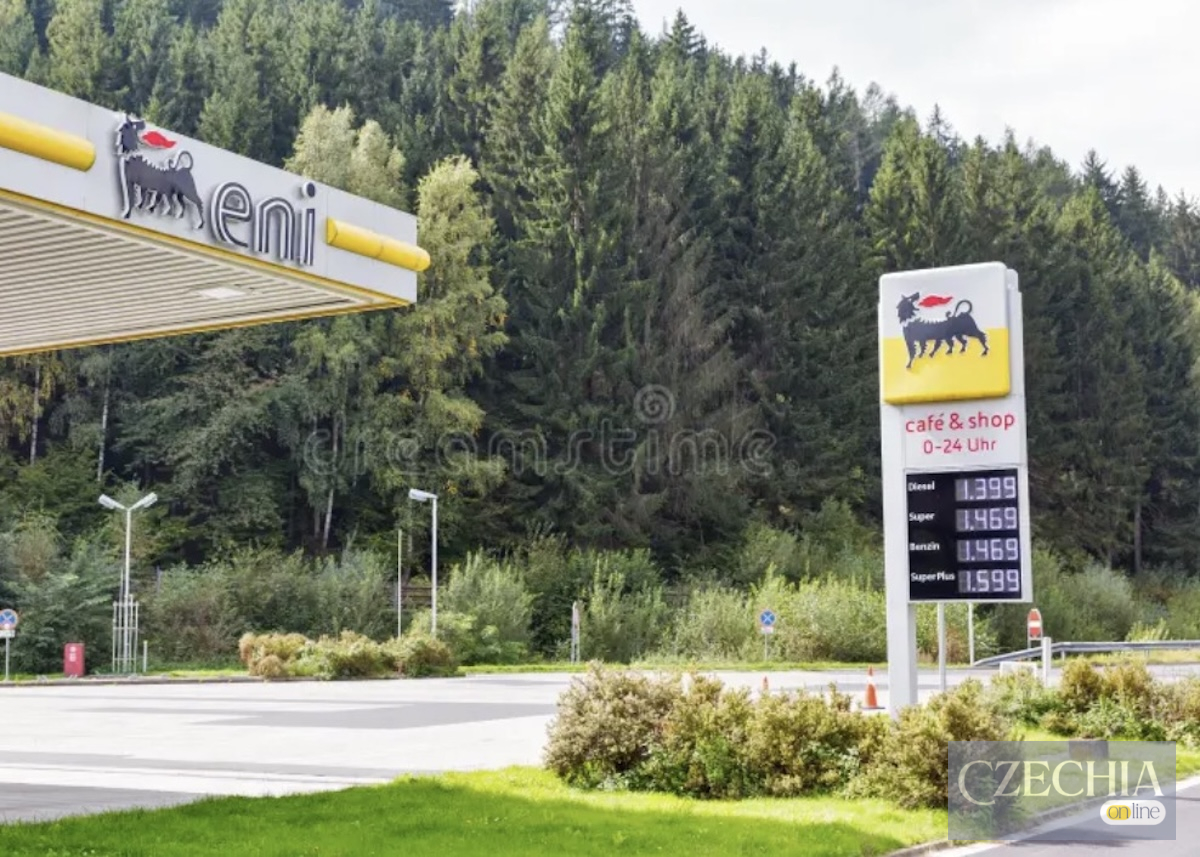 Інформаційне табло з цінами на пальне на заправці Eni на тлі хвойного лісу. Підпис до фото: Вже незабаром на деяких австрійських АЗС, особливо в сільській місцевості, продаж пального може повністю зупинитися. Фото: Profimedia