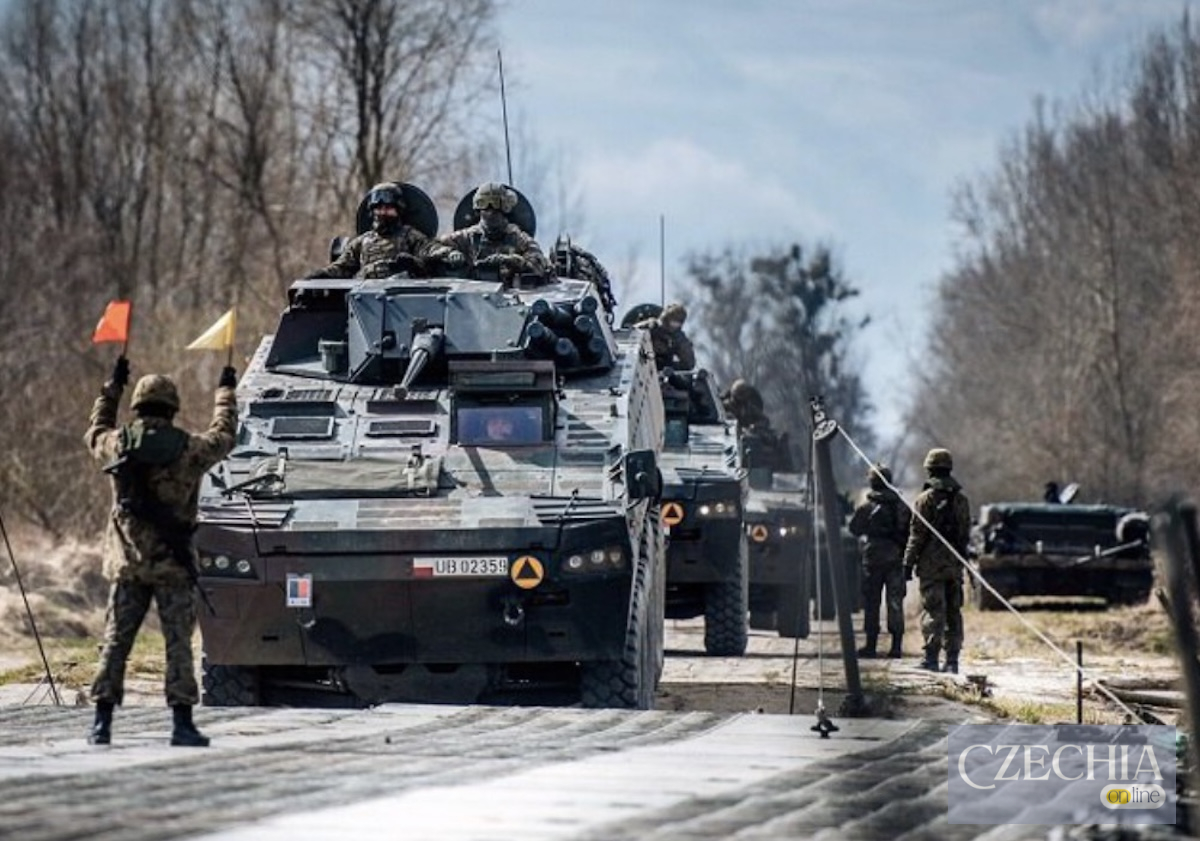 Польська бронетехніка долає понтонну переправу під керівництвом регулювальника з прапорцями. Ілюстративне фото.