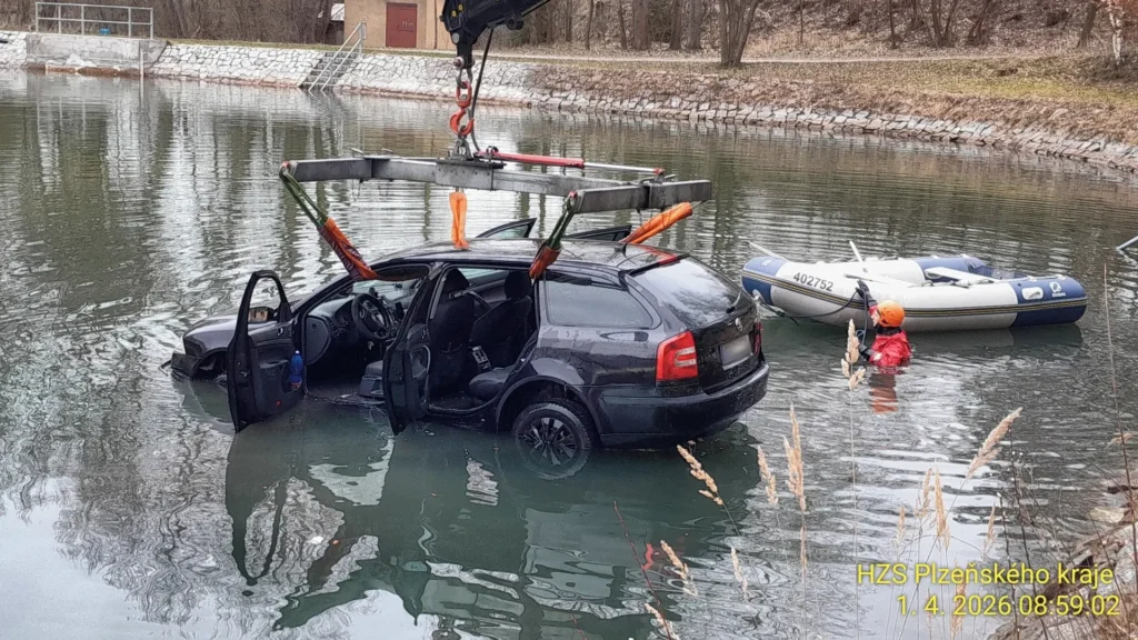 Автомобіль Skoda Octavia опинився у ставку в Казнеєві