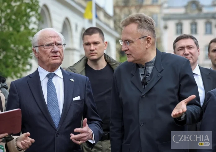 Шведський король Карл XVI Густав (ліворуч) та мер Львова Андрій Садовий